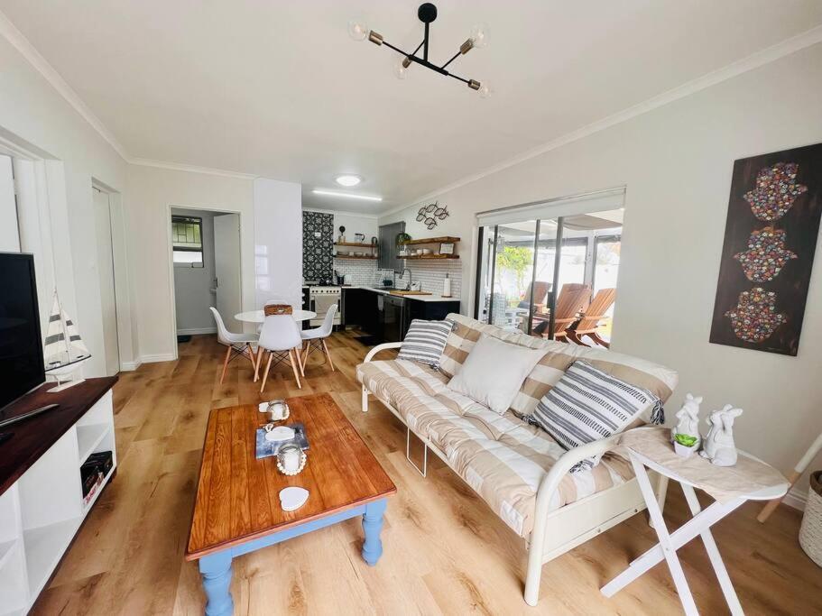 Adorable 2 Bedroom Cottage With Spacious Veranda Hermanus Luaran gambar